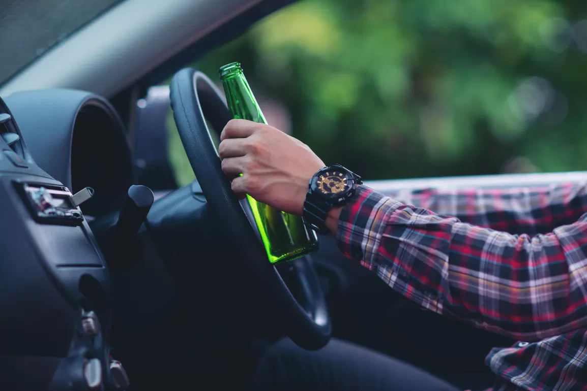 Homem dirigindo bebado - embriaguez ao volante